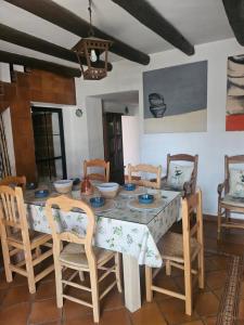 a dining room with a table and chairs at Alojamientos Cabezo del Gato in Aracena