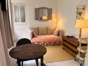 una sala de estar con un sofá y una mesa en L Escapade Cœur de Sologne, en Bracieux