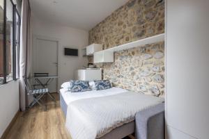 En eller flere senge i et værelse på IseoLakeRental - Palazzo Cinquecento