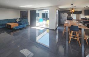 Una cocina y una sala de estar con una mesa y un sofá. en Amazing Home In Nissan-Lez-Enserune With Wifi, en Nissan-lez-Enserune