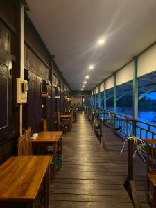 Restaurace v ubytování Sompong sunset view guest house