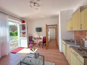 Kuchyň nebo kuchyňský kout v ubytování Ferienanlage "Uns Wiek Hus" Ferienwohnung 2