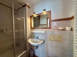 Koupelna v ubytování Ferienanlage "Uns Wiek Hus" Ferienwohnung 2 + 29 fotografií