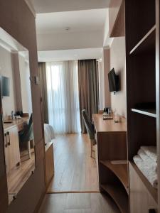 Телевизор и/или развлекательный центр в Saroy Gardens Hotel