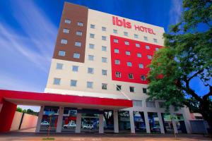 un hotel con un edificio rojo y blanco en ibis Cascavel en Cascavel