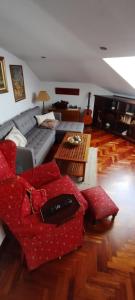 een woonkamer met een bank en een tafel bij El Ático de Frida in Vigo