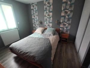 RuaudinにあるLocation chambre à 5 min du circuit des 24 H du Mansの窓のある部屋にベッドがある寝室