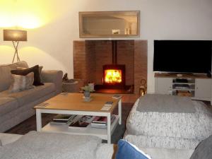 ein Wohnzimmer mit Kamin in der Unterkunft Dune View in Beadnell