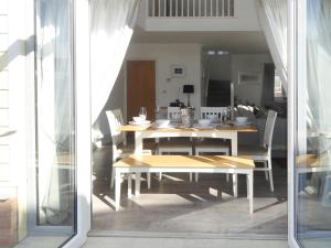 ein Esszimmer mit einem weißen Tisch und Stühlen in der Unterkunft Dune View in Beadnell