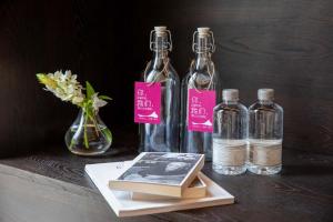 einen Tisch mit zwei Flaschen Wasser und ein Buch in der Unterkunft Mucheng Xichi Snow Mountain Art Resort Hotel (Baisha Ancient Town Branch) in Lijiang