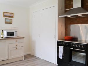 Η κουζίνα ή μικρή κουζίνα στο Invernoe Cottage