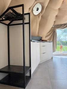a kitchen with white cabinets and a ceiling at Tatra Glam Krynica Zdrój - Sieć noclegowa Tatra Glamp in Czyrna