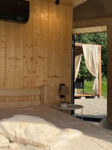 a bedroom with a bed with a television and a table at Tatra Glam Krynica Zdrój - Sieć noclegowa Tatra Glamp in Czyrna