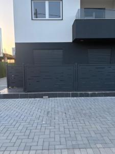 un edificio con una acera de ladrillo frente a un edificio en Mona lux, en Novi Sad