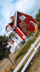 a red house with a red roof on a hill at Rotes Småland - Haus, Schweden, ideal für Familien, See in der Nähe in Silverdalen