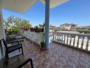 a patio with a table and chairs on a balcony at Vila Olti in Vlorë