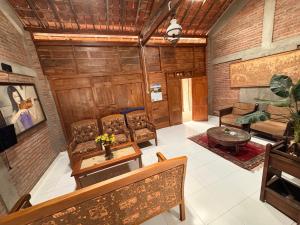 TV a/nebo společenská místnost v ubytování Dewananda Homestay