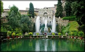 a fountain in front of a building with a pond at Il Melangolo in Tivoli