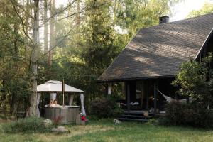 two people in a hot tub in a house at W Lesie Zaklęty in Budy Grabskie