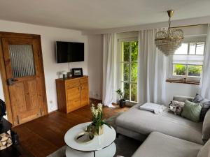 a living room with a couch and a table at CottageCreek in Simmelsdorf