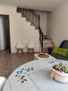 - un salon avec une table et une corbeille de fruits dans l'établissement Casa Corzo, à María