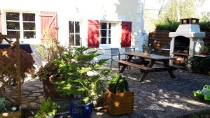 patio con tavolo in legno e tavolo da picnic di La Vallée du Cher a Monthou-sur-Cher