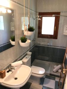 ベニタチェルにあるOlivosの白いトイレと洗面台のあるバスルーム +18枚の写真