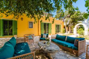 レッチェにあるLa Limonaia Luxury Villa - Lecce Selectionのソファとテーブル付きのパティオ