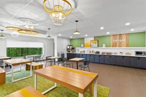 Кухня или мини-кухня в Spark By Hilton Houston Hobby Airport
