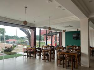 Un restaurant sau alt loc unde se poate mânca la MAHFIL-e-MOTIJHEEL, MOTIJHEEL PARK AND RESORT