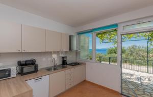 Η κουζίνα ή μικρή κουζίνα στο Villa Radic - Makarska by Villas Guide