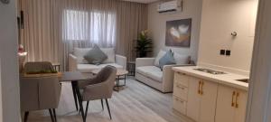 Χώρος καθιστικού στο شقق الورود الاربعة المخدومة