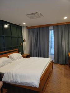 Postel nebo postele na pokoji v ubytování Grande apartments + 30 fotografií