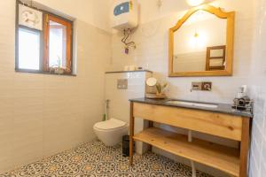 un bagno con lavandino e WC di Seclude Ramgarh Willows a Rāmgarh Altre 37 foto