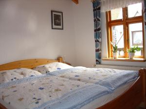 Postel nebo postele na pokoji v ubytování Ferienwohnung mit Balkon und Schleiblick