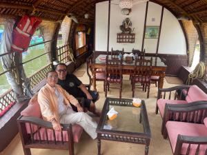 Thara's Houseboat的休息区