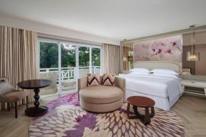 Letto o letti in una camera di Sheraton Bandung Hotel & Towers