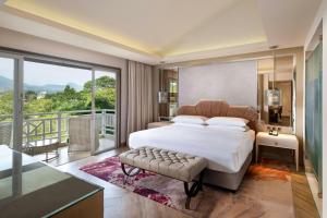 Letto o letti in una camera di Sheraton Bandung Hotel & Towers