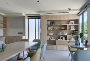 Ban Thalat Choeng ThaleにあるSpace Cherngtalay Condo in Elegant Bang Taoのテーブルと椅子のあるダイニングルーム