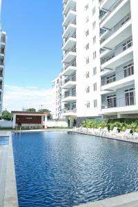 ein Swimmingpool vor zwei hohen Gebäuden in der Unterkunft Three bedroom in aqua nyali in Mombasa