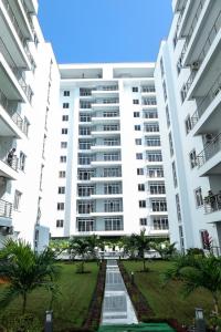 ein großes weißes Apartmenthaus mit Gehweg in der Unterkunft Three bedroom in aqua nyali in Mombasa