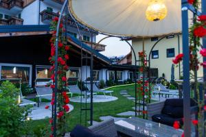 Vonkajšia záhrada v ubytovaní Hotel Rosa Wellness & SPA