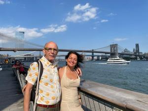 Un hombre y una mujer de pie junto a un puente en Vila Maria, en Brooklyn