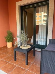 stół z wazonem na patio w obiekcie O MEU RECUNCHO w mieście Sanxenxo