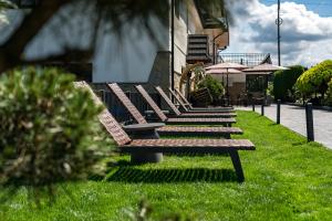 Ogród w obiekcie Dom Wczasowy U Eli - ruska bania, sauna na wyłączność, basen podgrzewany