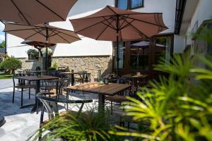 Restauracja lub miejsce do jedzenia w obiekcie Dom Wczasowy U Eli - ruska bania, sauna na wyłączność, basen podgrzewany