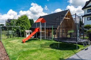 plac zabaw przed domem ze zjeżdżalnią w obiekcie Dom Wczasowy U Eli - ruska bania, sauna na wyłączność, basen podgrzewany w mieście Białka Tatrzanska