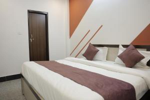 - 2 lits dans une chambre d'hôtel avec 2 lits dans l'établissement Hotel Moonlight, à Udaipur