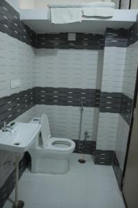 une salle de bain avec toilettes et lavabo dans l'établissement Hotel Moonlight, à Udaipur