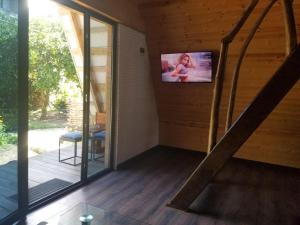 TV a/nebo společenská místnost v ubytování Kakhas Oda